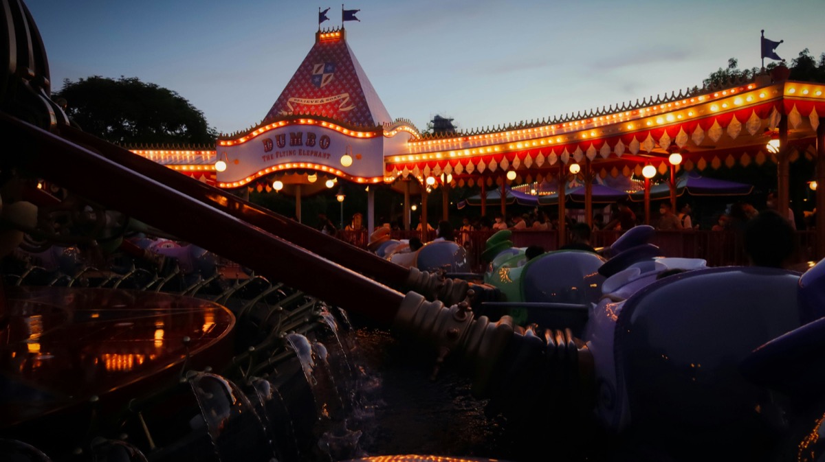A Cuba earthquake rattled Central Florida and briefly closed Disney World attractions. Plus: Soarin' Across America first-look details, Halloween Horror Nights 2026 gets its first house (Sinners), and Mickey's Not-So-Scary showtimes are here